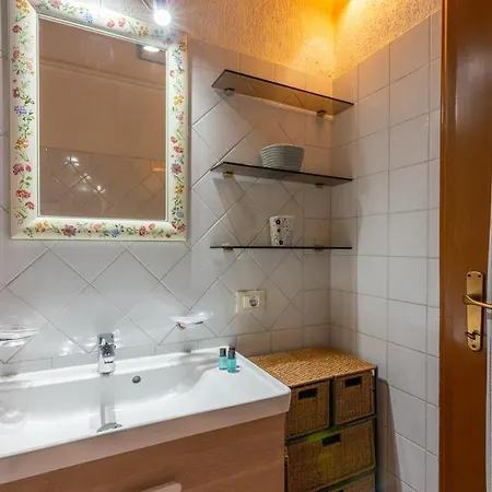 Characteristic 2 Double Bedroom * מילאנו